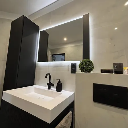 Luxury, Newly Renovated, 2-room Apartment, Banana Apartment