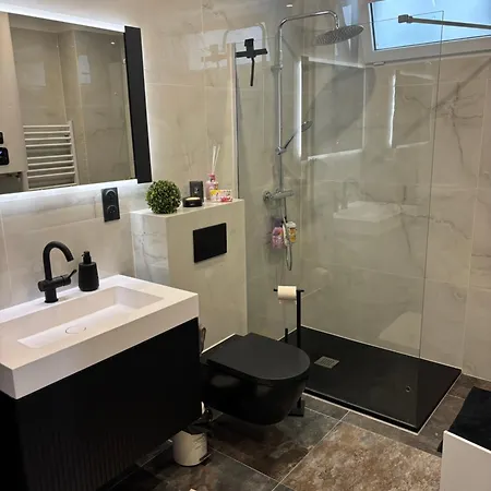 Luxury, Newly Renovated, 2-room Apartment, Banana Apartment *
