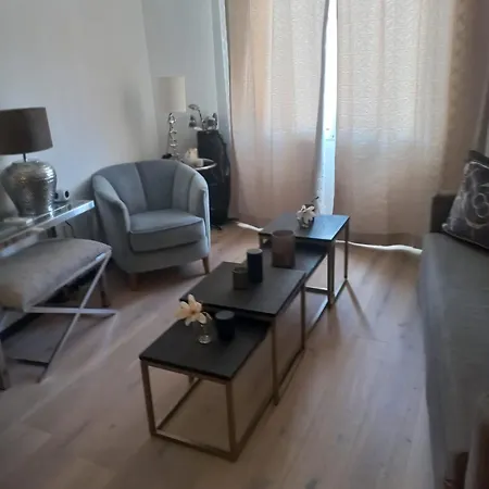 Luxury, Newly Renovated, 2-room Apartment, Banana Apartment *